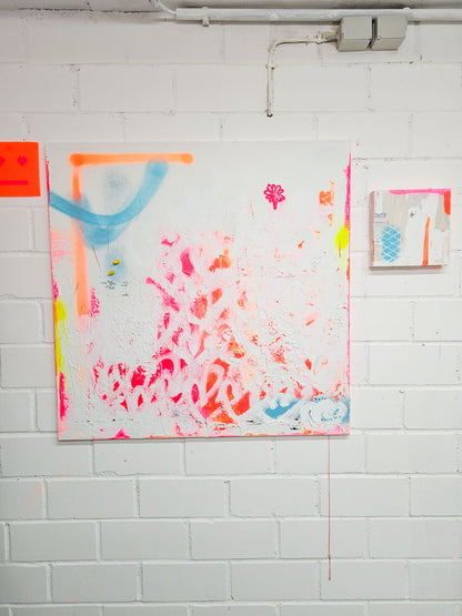 Kunstwerk „She said no“ von Froilein Juno an weißer Wand in modernem Interior; abstrakte deutsche Frauenkunst aus Bonn, geeignet für Living-Room-Wall-Art.