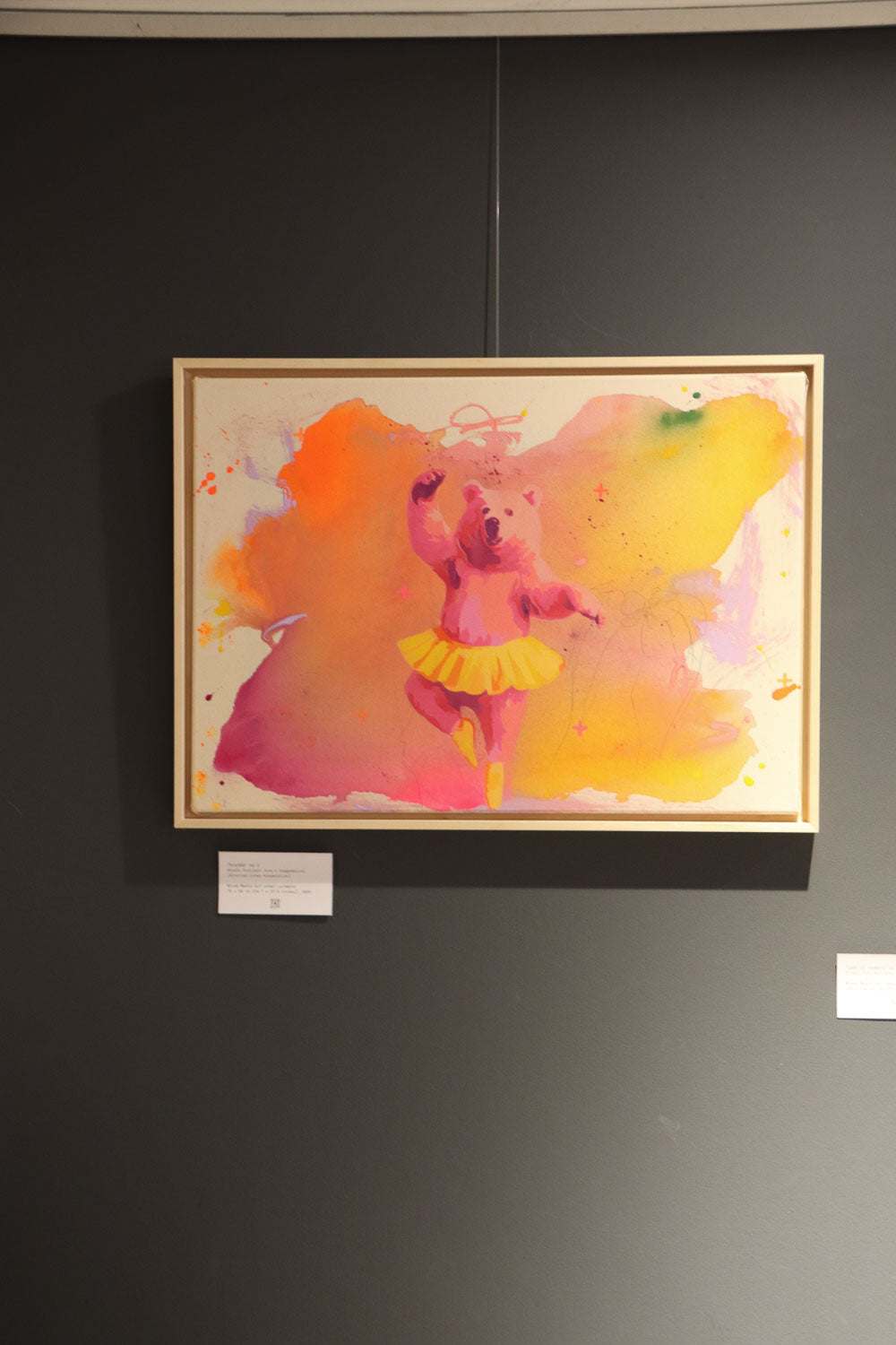 „Tanzbär no.1“ von Alexandra Wolf gerahmt in der Ausstellung an dunkler Wand