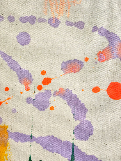 Detailaufnahme eines Acryl Kunstwerks auf Leinwand, lila Punkte