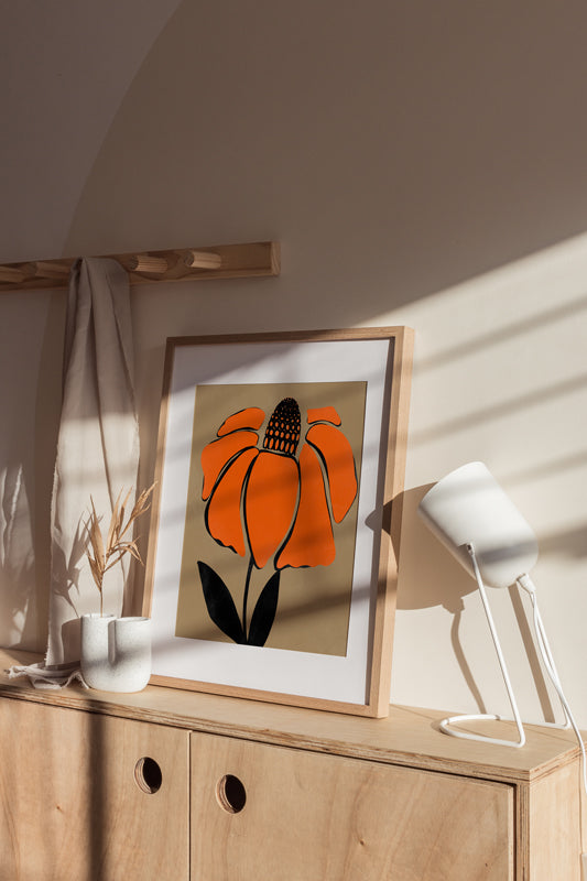 Modernes minimalistisches helles Schlafzimmer mit großem Kunstdruck auf der kommode mit auffälliger, knalliger orangener illustrierter Blüte. 