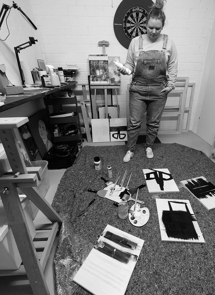 Die deutsche Künstlerin Alexandra Wolf in ihrem Studio Froilein Juno
